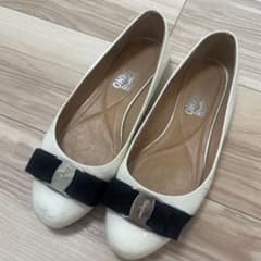 廃盤❤️着用1度のみ❤️Salvatore Ferragamo フラットシューズ Salvatore Ferragamo エナメル フラットパンプス 6 1/2 - メルカリ