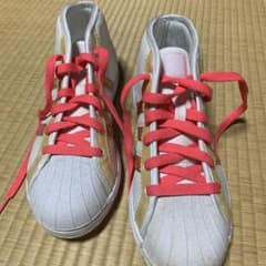 adidas スニーカーのサムネイル