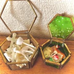 ガラスの小物入れ（宝物付き）のサムネイル
