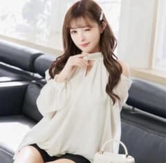 【美品】cherimi ビジューオフショルブラウスのサムネイル