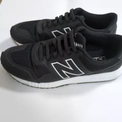 New Balance ブラックスニーカーのサムネイル