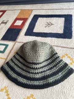 オリーブグリーンとブラックのニット帽