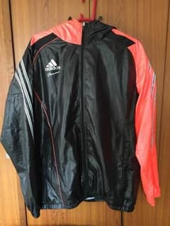 adidasのサムネイル