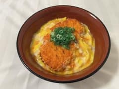 食品サンプル　カツ丼 青ねぎトッピングのサムネイル