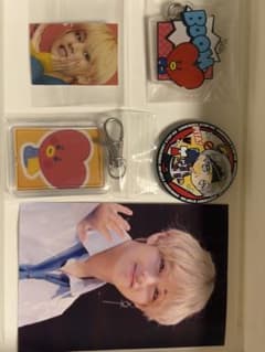 BTS V グッズ 5点セット フォトカード キーホルダー 缶バッジのサムネイル