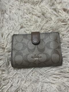 COACH 二つ折り財布 ブラウン ロゴ入りのサムネイル