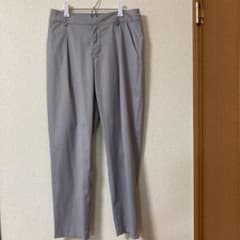 薄グレー色　テーパードパンツのサムネイル