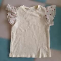 す*が様 フリル袖クリーム色Tシャツのサムネイル