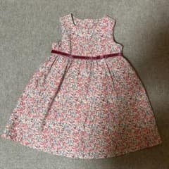 ピンクの花柄ノースリーブワンピースのサムネイル