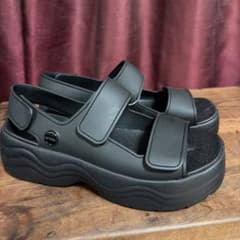 新品 Crocs サンダル 厚底 ブラックのサムネイル