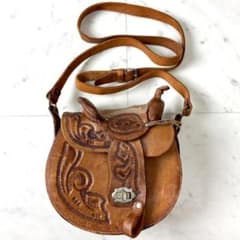 手作り？馬　彫刻　ショルダーバッグ　カバン　ウエスタン　革製品　アンティーク馬具 ウエスタン ホース サドル バッグ 馬 鞍 本革 ショルダーバッグ ファー