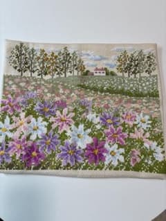 クロスステッチ完成品 花畑と家のある風景のサムネイル
