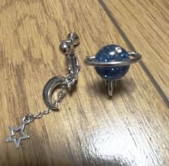 土星　宇宙モチーフ イヤリング アシンメトリーのサムネイル