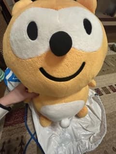 大きめの黄色いキャラクターぬいぐるみのサムネイル