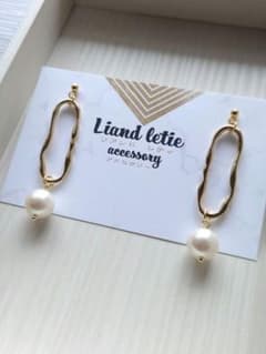 変形ウェーブ×パールのピアス/イヤリング◆Liandletie◆のサムネイル
