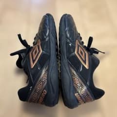 UMBRO サッカートレーニングシューズ ブラック ゴールド　25.5センチのサムネイル