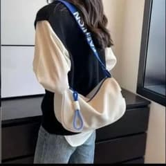 アイボリー スリングバッグ ブルーストラップ