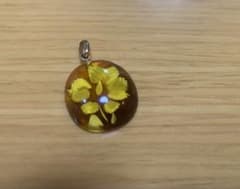 [Excellent Condition] Amber-colored 3D floral pendant top / necklace top