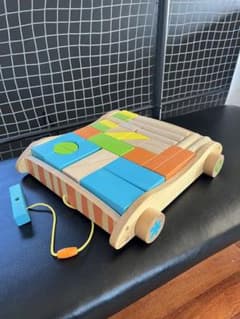 動く車付き　積み木のサムネイル