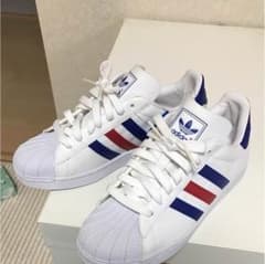 Adidasスニーカーのサムネイル