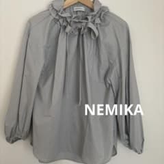 美品 NEMIKA ネミカ スタンドフリルブラウス ボウタイリボン パール 