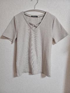 INGNI ベージュ Vネック Tシャツ 半袖のサムネイル