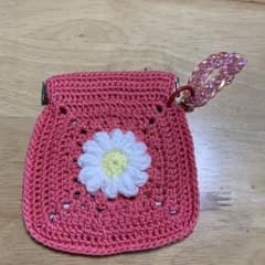 ハンドメイド かぎ針編み デイジーモチーフ クリア　バネポーチ（ピンク）のサムネイル