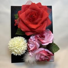 華やかな髪飾り 赤いバラとオフホワイトとピンクの花のサムネイル