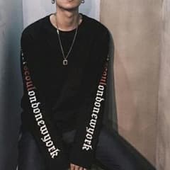袖ロゴTシャツ 長袖トップス 韓流ロンT メンズ&レディース (ブラック)のサムネイル