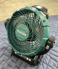 マキタ 充電式ファン 首振り機能付 18V CF102D 本体のみのサムネイル