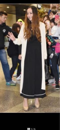 安室奈美恵着用ルシェルブルーパイピングスーツのサムネイル