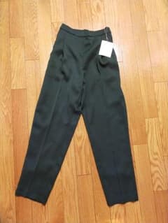 新品未使用　パンツ　グリーンのサムネイル