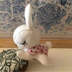 ミナペルホネン  白うさぎチャームのサムネイル