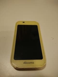 NTT docomoキッズケータイ 本体 イエロー - メルカリ