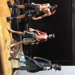 ワンピースフィギア三兄弟のサムネイル