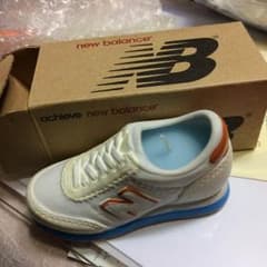 ニューバランス キャンドルのサムネイル