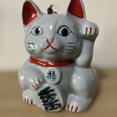 057 瀬戸焼　陶器製 招き猫　ガラス目 貯金箱 昭和レトロ 萬宝窯】招き猫 貯金箱 陶器 瀬戸焼 縁起物 昭和レトロ 左手上げ
