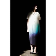 見えないものを見ようとして見上げた夜空のシャツワンピースのサムネイル