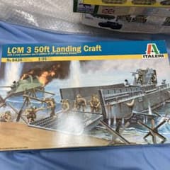 1/35 アメリカ LCM3 50ft上陸用舟艇(人形9体付き) - メルカリ