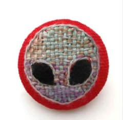 エイリアン 刺繍 ブローチ ハンドメイド　アクセサリー　宇宙人のサムネイル