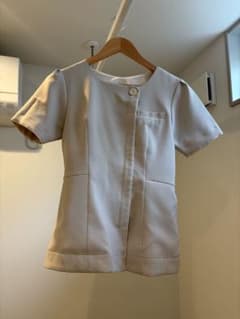 【美品】エステ　制服　 半袖トップス Sサイズ ライトベージュのサムネイル