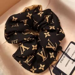 人気色！ルイヴィトン  シュシュ　黒のみ　完売品のサムネイル