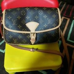 未使用☆ヴィトンのショルダーバッグ☆made in Franceのサムネイル