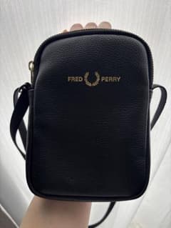 FRED PERRY レザー ショルダーバッグ ブラックのサムネイル