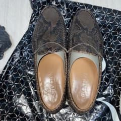 Stuart Weitzman ヘビ柄ローファー サイズ8