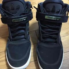 adidas スニーカーのサムネイル