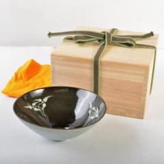 韓国人間文化財　柳海剛（柳根瀅）作　象嵌花文　茶碗　共箱　F　R5974 韓国人間文化財 柳海剛（柳根瀅）作 象嵌花文 茶碗 共箱 F R5974