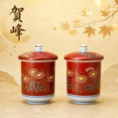 1828  九谷焼　赤絵　夫婦湯呑　蓋付き　金彩　未使用 九谷焼 賀峰作 蓋付夫婦湯呑 赤絵金彩 共箱・栞付 昭和レトロ - メルカリ