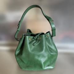 Louis Vuitton エピ緑ノエ レザー グリーン 巾着型ショルダーバッグ