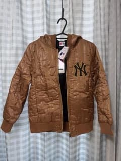 MLB NY ヤンキース 中綿ジャケット 150cm ベージュ キッズのサムネイル